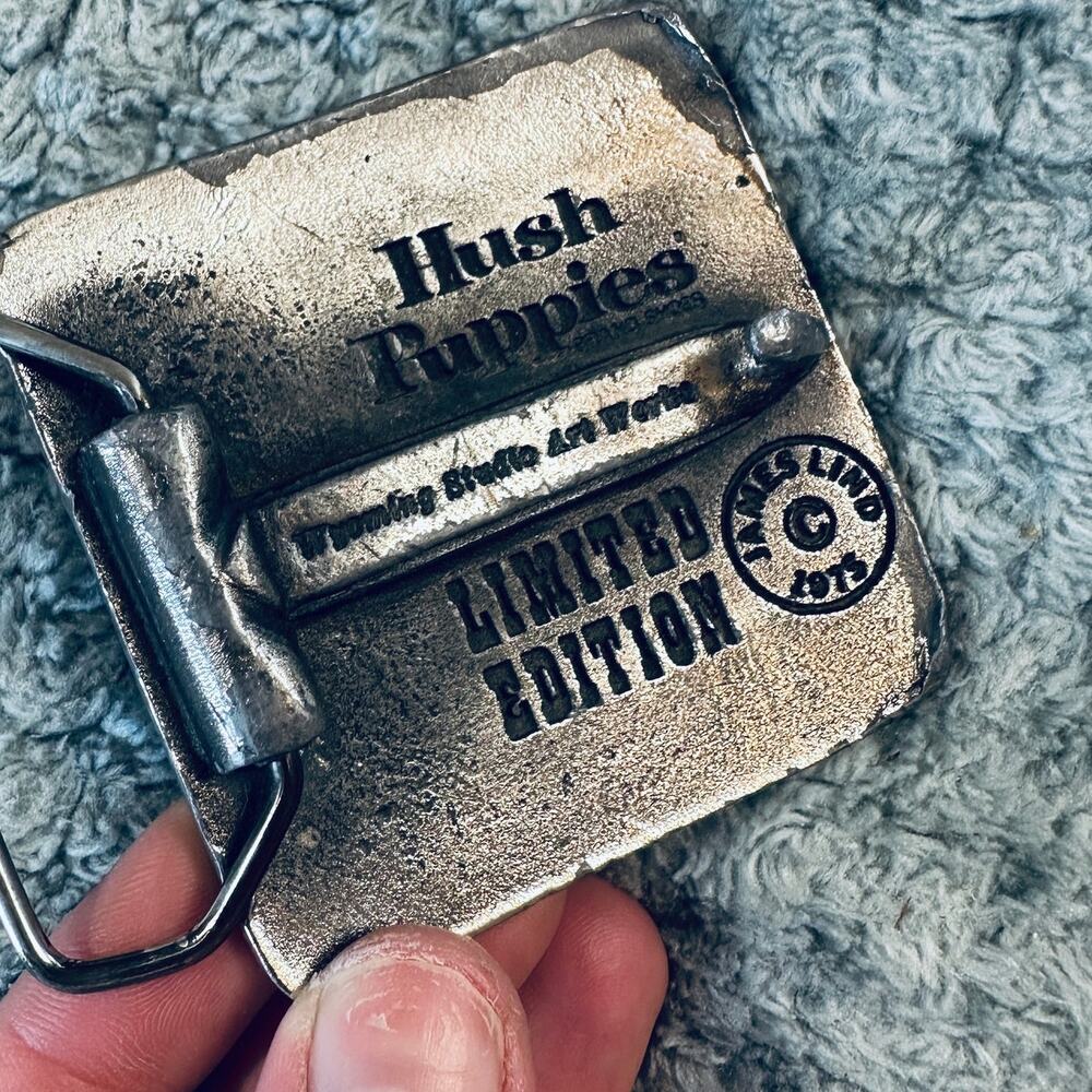 Vtg HUSH PUPPIES Silver Wyoming Studio Art Works James Lind 1975 Belt Buckle - Picture 3 of 3
